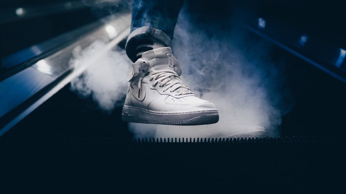 Sneaker premium mise en valeur dans une ambiance sombre et fumée